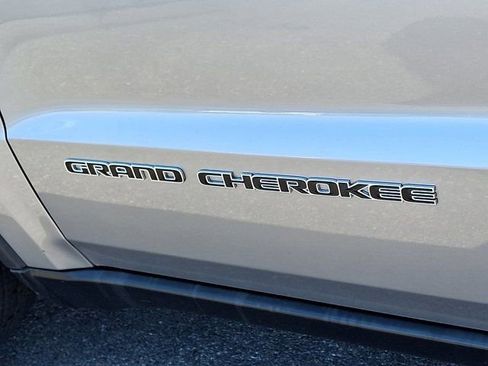 Certified 2021 Jeep Grand Cherokee Laredo X AWD/4WD image 35