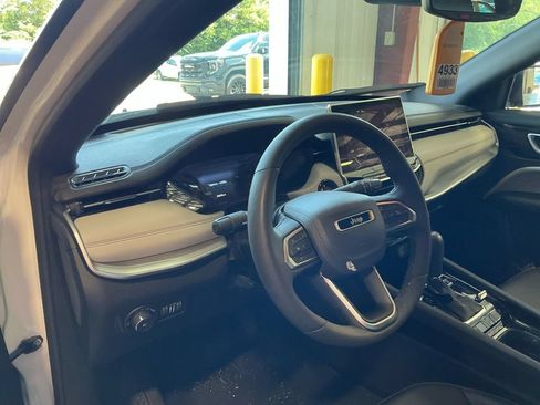 Used 2025 Jeep Compass Limited AWD/4WD image 3