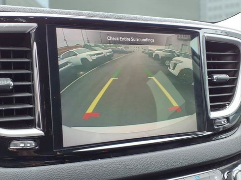 Used 2024 Chrysler Pacifica Touring-L FWD image 4