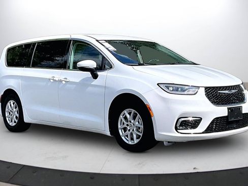 Certified 2023 Chrysler Pacifica Touring-L FWD image 2