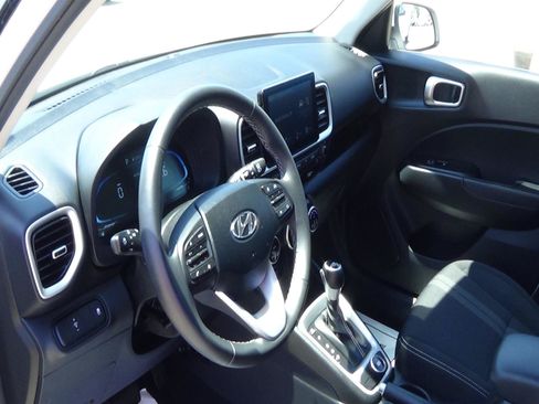 Used 2025 Hyundai Venue SEL FWD image 15