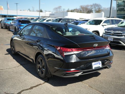 Used 2023 Hyundai Elantra SEL image 5