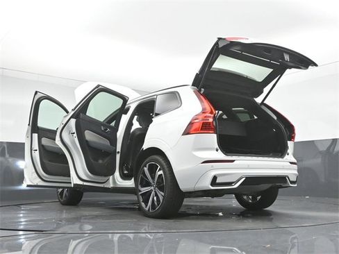 Used 2022 Volvo XC60 B6 R-Design w/ Protection Package Premier image 54