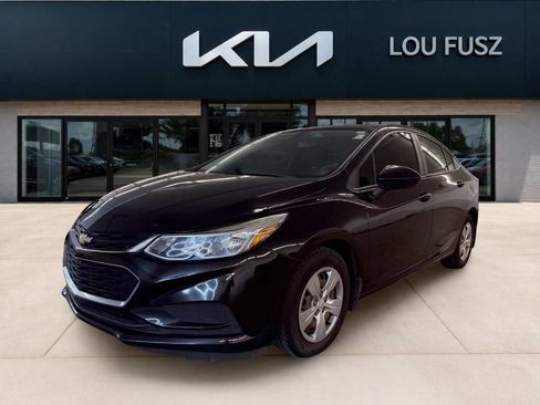 Used 2018 Chevrolet Cruze LS FWD image 1