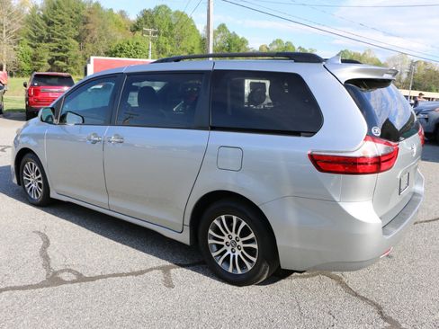Used 2020 Toyota Sienna XLE w/ XLE Navigation Package FWD image 3