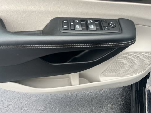 Used 2024 Chrysler Pacifica Touring-L FWD image 11