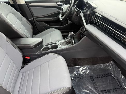 Used 2025 Volkswagen Jetta SE FWD image 31