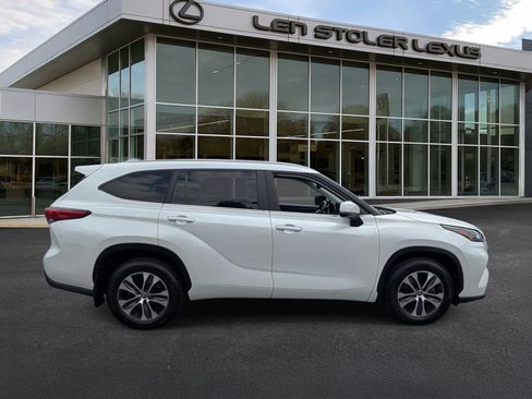 Used 2023 Toyota Highlander XLE AWD/4WD image 2