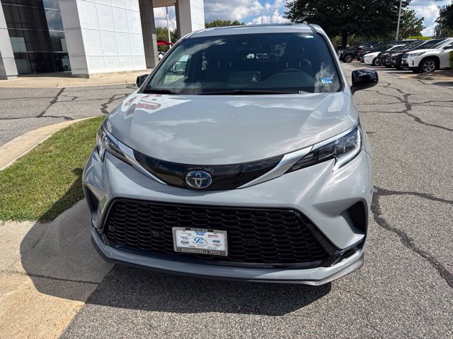 Used 2024 Toyota Sienna XSE w/ XSE Plus Package AWD/4WD image 4