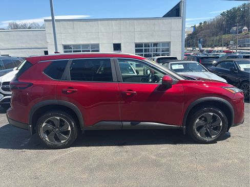 Used 2024 Nissan Rogue SV w/ SV Premium Package image 4