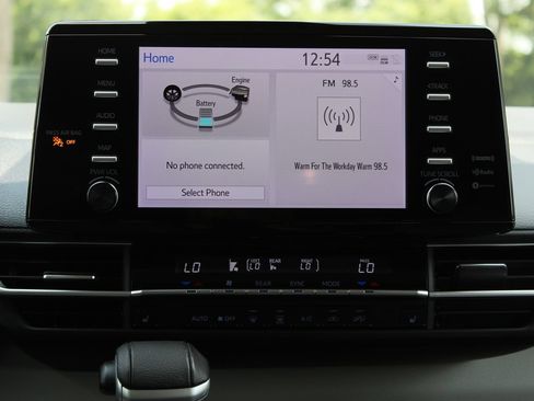 Used 2024 Toyota Sienna XLE FWD image 19