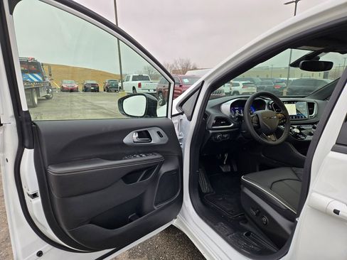 New 2026 Chrysler Pacifica Limited w/ Uconnect Theater Family Group image 9