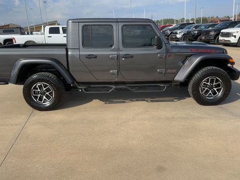 Used 2024 Jeep Gladiator Rubicon AWD/4WD image 2