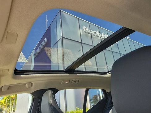 Used 2025 Volvo XC40 B5 Core image 6