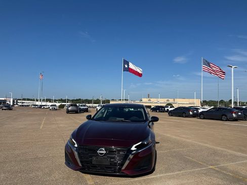Certified 2025 Nissan Altima 2.5 SV FWD image 6