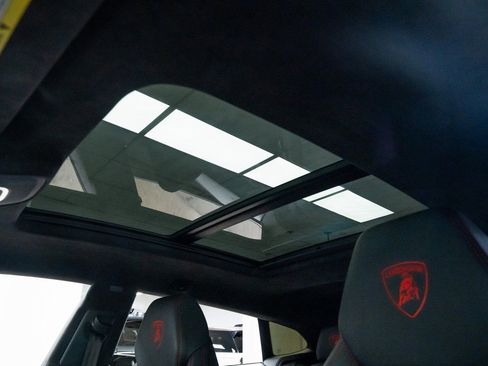 Used 2020 Lamborghini Urus AWD/4WD image 18