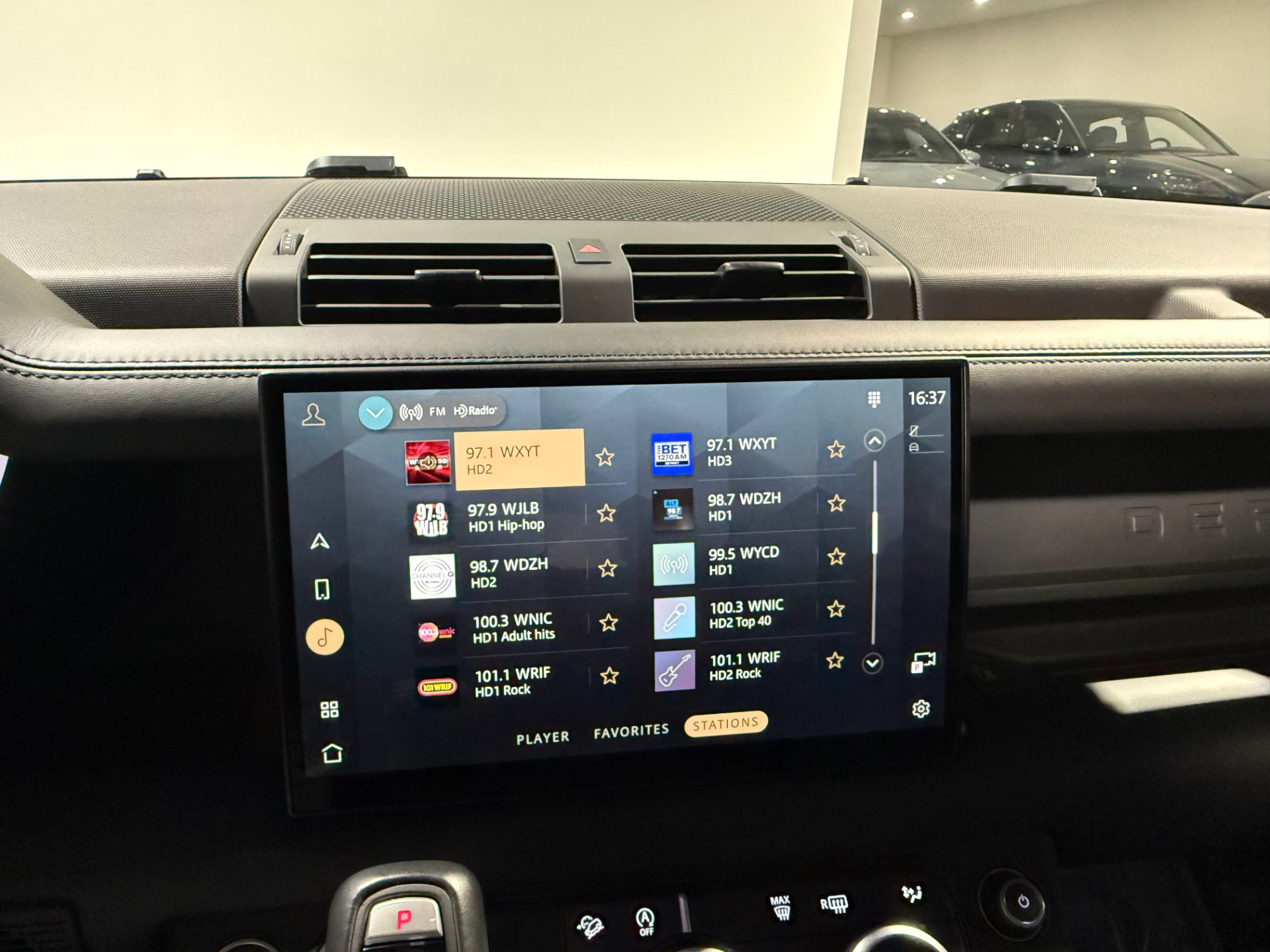 Used 2025 Land Rover Defender 110 X-Dynamic SE AWD/4WD image 38