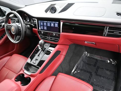 Certified 2025 Porsche Macan AWD/4WD image 32