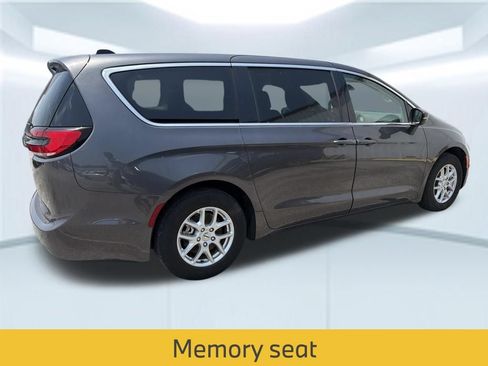 Used 2023 Chrysler Pacifica Touring-L FWD image 8