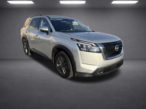 Used 2025 Nissan Pathfinder SV AWD/4WD image 12