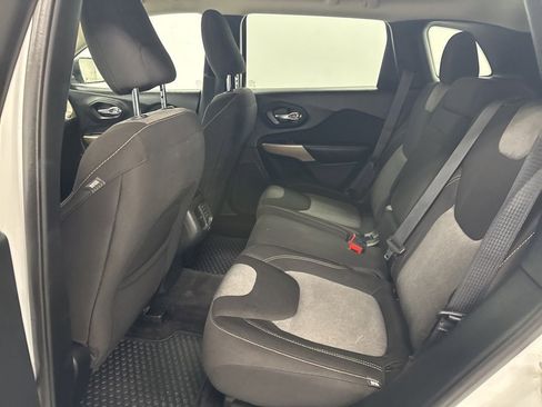 Used 2018 Jeep Cherokee Sport image 21