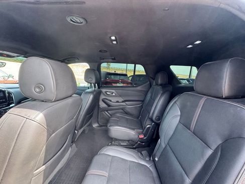 Used 2022 Chevrolet Traverse RS FWD image 2