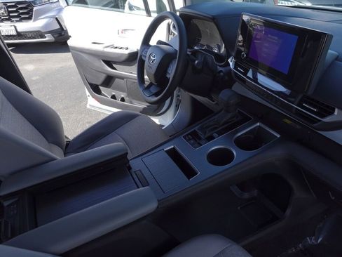 Certified 2025 Toyota Sienna LE image 14