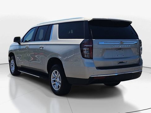 Used 2023 Chevrolet Suburban LT w/ Luxury Package AWD/4WD image 8