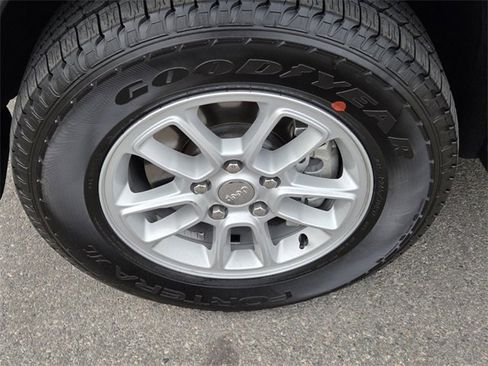 Used 2019 Jeep Grand Cherokee Laredo image 9