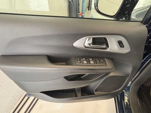 Used 2025 Chrysler Pacifica Limited AWD/4WD image 20