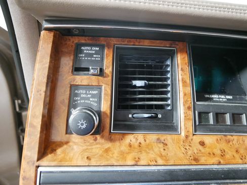 Used 1993 Lincoln Town Car Signature RWD image 26