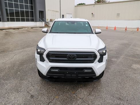 Certified 2025 Toyota Tacoma SR5 AWD/4WD image 4