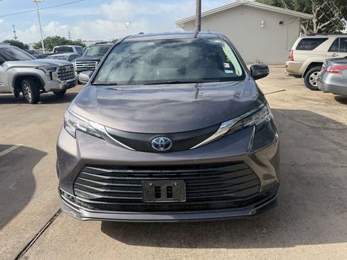 Used 2022 Toyota Sienna LE FWD image 2