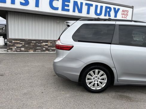 Used 2017 Toyota Sienna Limited image 19