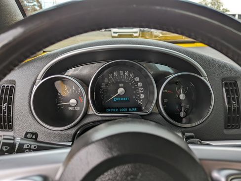 Used 2004 Chevrolet SSR w/ Preferred Equipment Group RWD image 14