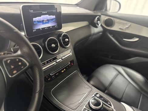 Used 2019 Mercedes-Benz GLC 300 4MATIC image 21