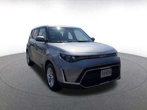 Used 2025 Kia Soul LX w/ LX Technology Package FWD image 3