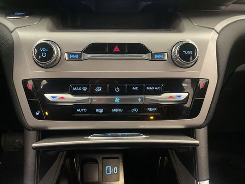 Used 2022 Ford Explorer XLT w/ Equipment Group 202A image 12