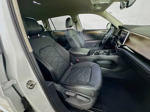 Used 2025 Volkswagen Atlas SE image 34