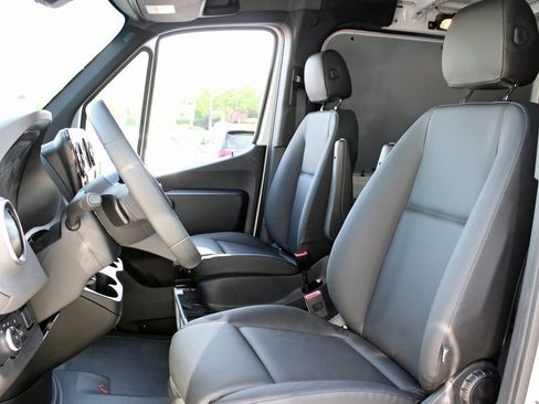 Used 2025 Mercedes-Benz Sprinter 2500 image 10