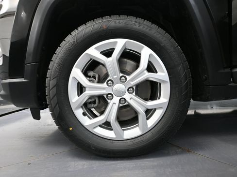 Used 2024 Jeep Compass Latitude w/ Convenience Group AWD/4WD image 18