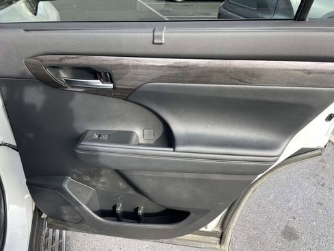 Used 2024 Toyota Highlander Platinum image 46