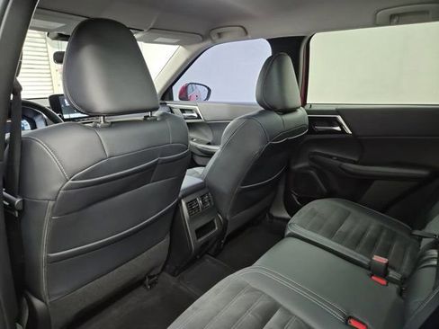 Used 2023 Mitsubishi Outlander image 16