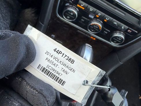 Used 2014 Volkswagen Passat TDI SEL Premium image 22