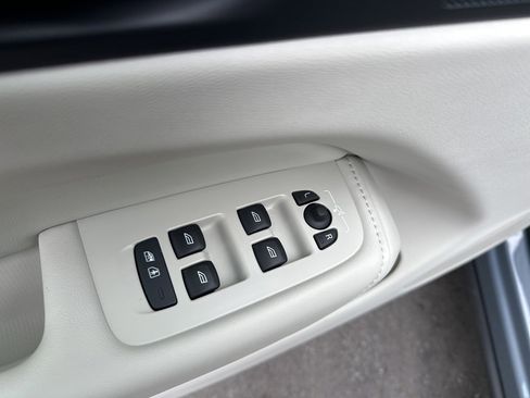 Used 2023 Volvo XC60 T8 Plus image 24