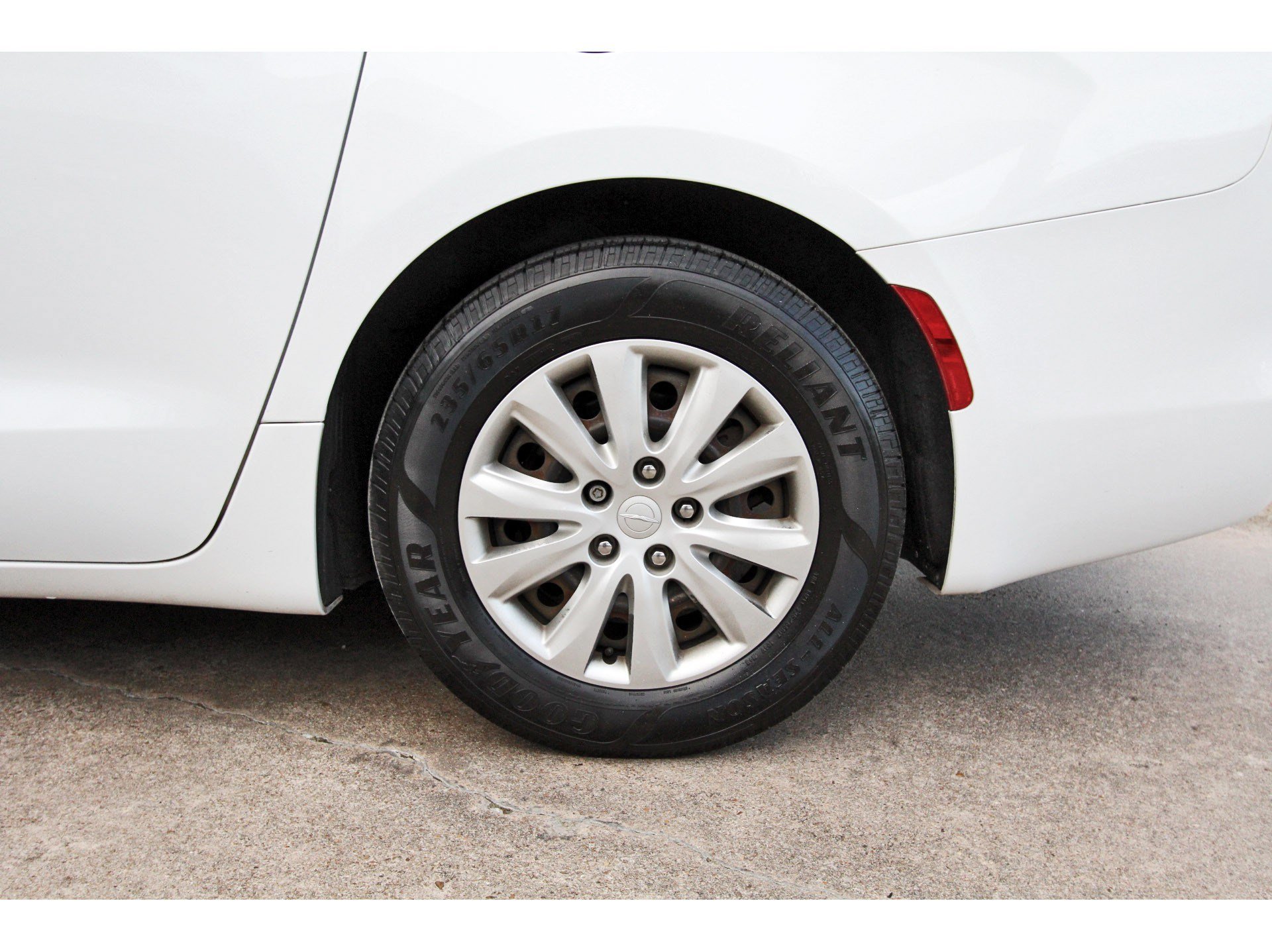 Used 2020 Chrysler Voyager L FWD image 33