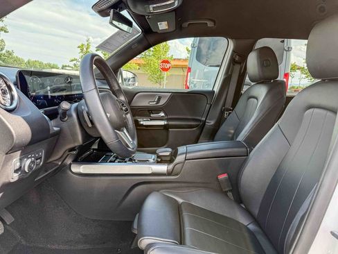 Used 2022 Mercedes-Benz GLB 250 4MATIC w/ Premium Package Lite image 18