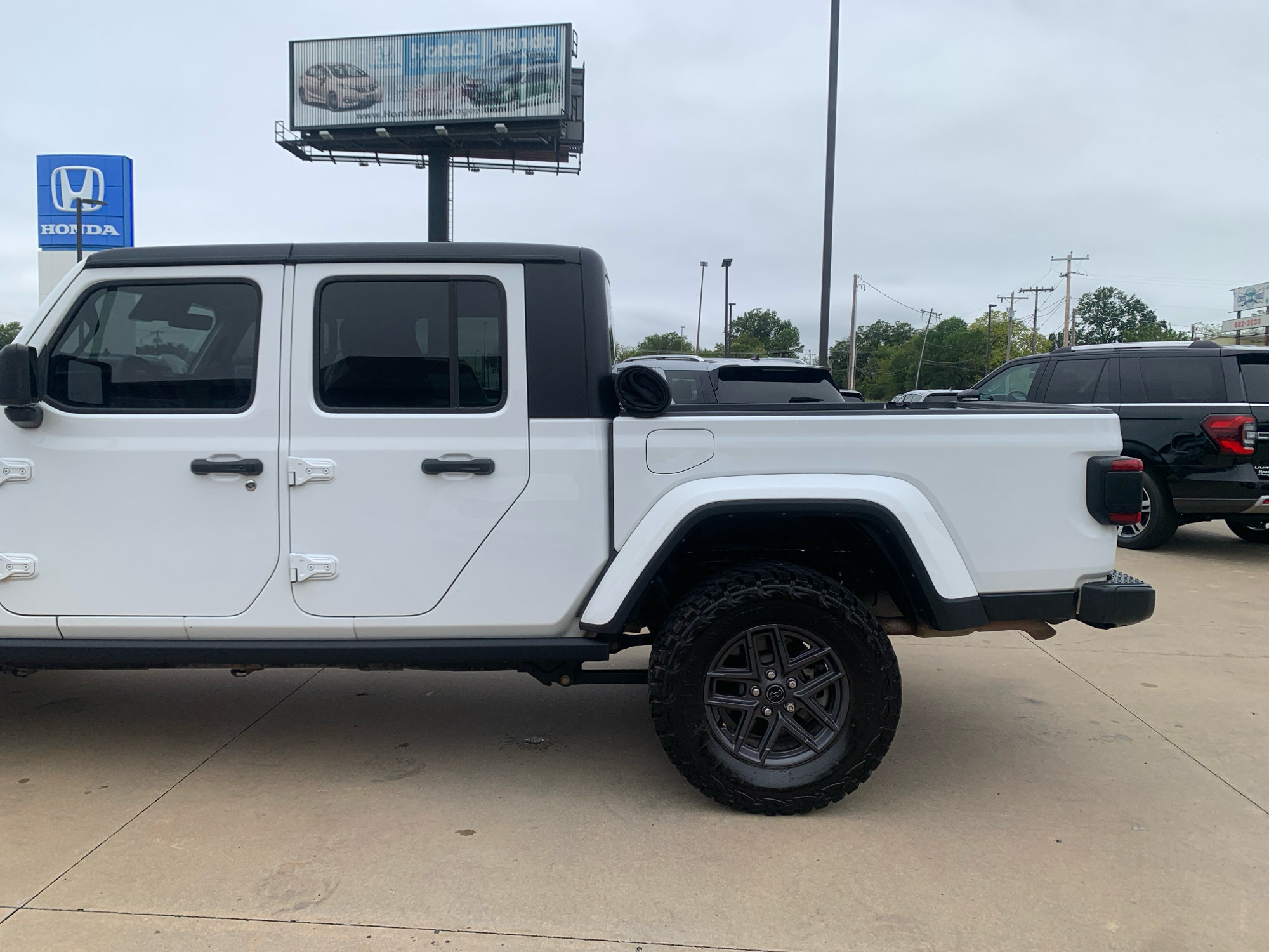 Used 2024 Jeep Gladiator Sport AWD/4WD image 13