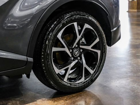 Used 2019 Toyota C-HR XLE FWD image 54