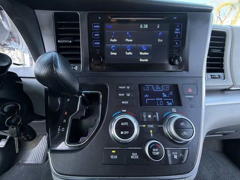 Used 2015 Toyota Sienna LE FWD image 28
